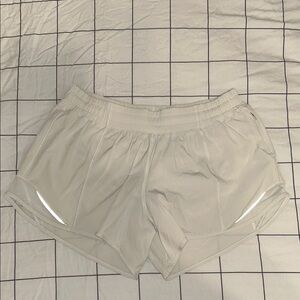 Lululemon Womens Hotty Hot Low-Rise Shorts 4” in Bone